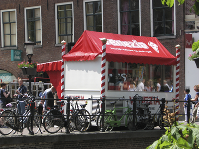 905336 Afbeelding van de verplaatsbare ijskiosk van Venezia, op de Jansbrug over de Oudegracht te Utrecht.
